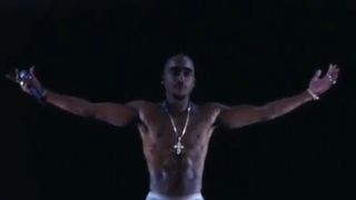 Ließ bei den Zuschauern den Atem stocken: Die unglaublich realistische holographische Projektion des toten Rappers Tupac  (Bild: Youtube)