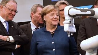 Hannover Messe 2019  - Bundeskanzlerin Angela Merkel beim Messerundgang (YouTubePlayer_fEUQ4bkFOcQ_MM MaschinenMarkt)