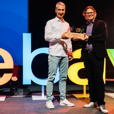 Maximilian Weiss von Ecanis.shop, ein Kfz-Ersatzteilhändler aus Leonberg, wurde bei den eBay Awards ausgezeichnet. (Bild: Patricia Kalisch)