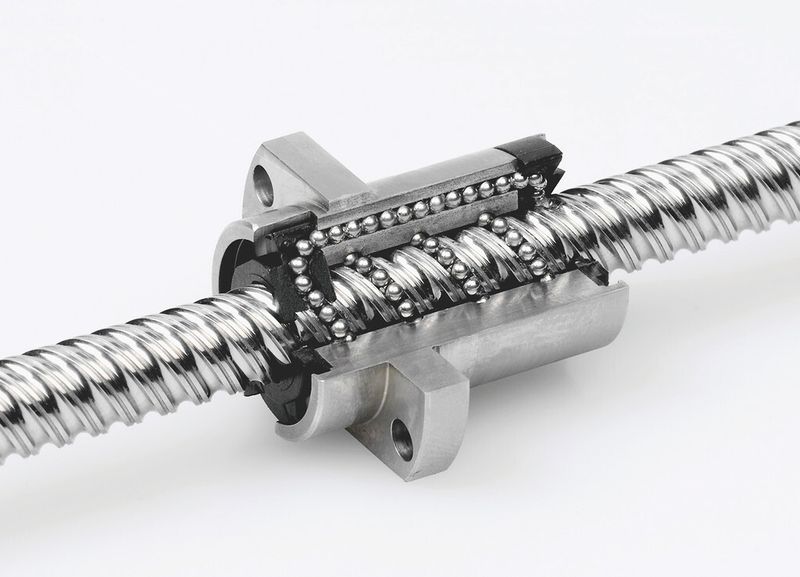 Der aufgeschnittene Kugelgewindetrieb Carry lässt das patentierte Umlenksystem für die Kugelrückführung plastisch erkennen. (Bild: Eichenberger)