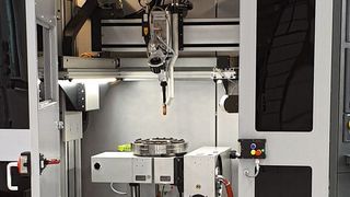 Die neue Version der ARC 405 stellt Gefertec auf der EMO Hannover vor. Integriert ist bereits der Prozesskopf mit Schmelzbadkontrolle. Auf dem Foto gewährt das Unternehmen einen Blick in die derzeitige Version der ARC 405. (Gefertec)