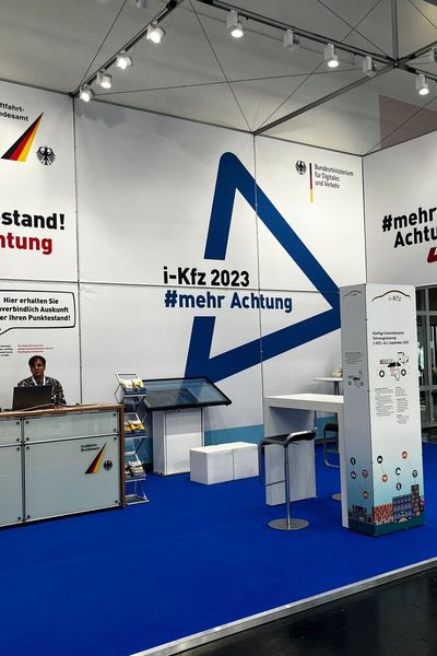 Das Bundesministerium für Digitales und Verkehr informiert in München unter anderem über i-Kfz. (Bild: Simon – VCG)