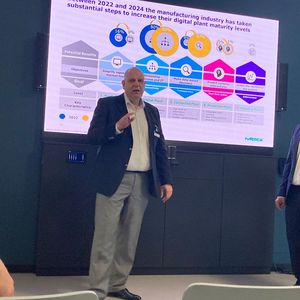 Axel Lorenz Siemens CEO Prozessautomation (rechts) und Michelangelo Canzoneri, Global Head of Group Smart Manufacturing(Bild:  Geipel-Kern)