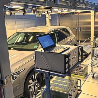 Voll verkabelt: VW Golf eTSI auf dem Prüfstand (Bild: Fraunhofer IBP)