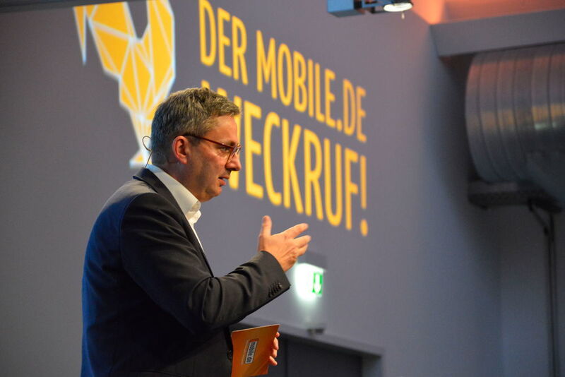Torsten Wesche, Leiter Händlervertrieb bei Mobile.de, führte als Moderator durch das Programm. (Achter / »kfz-betrieb«)
