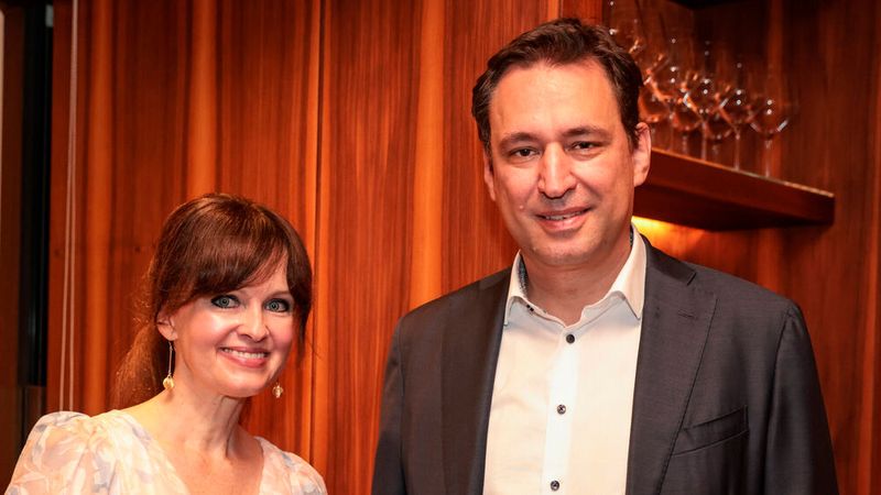 Die Eventorganisatorin Dr. Sonja Lechner mit Staatsminister Georg Eisenreich. (Bild: Stefan Heigl )