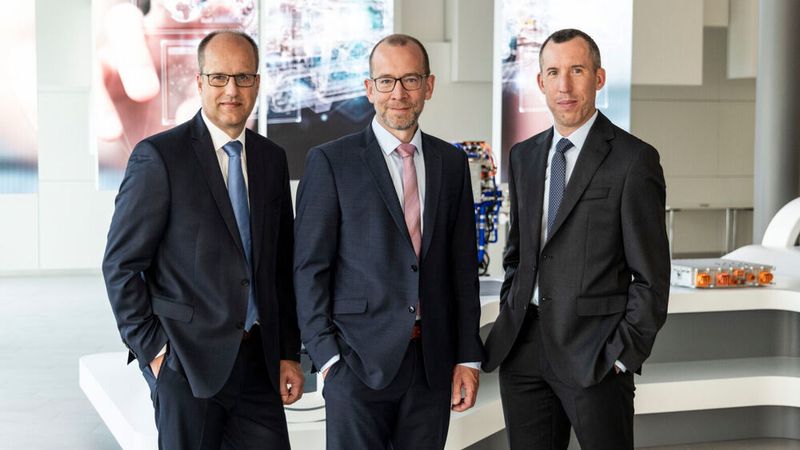 Die Bosch-Mitarbeiter Kai Weeber, Christoffer Uhr und Pierre Andrieu (von links nach rechts) haben mit dem von ihnen entwickelten Brennstoffzellen-Antriebssystem den Deutschen Zukunftspreis 2025 gewonnen.(Bild:  Deutscher Zukunftspreis/Ansgar Pudenz)