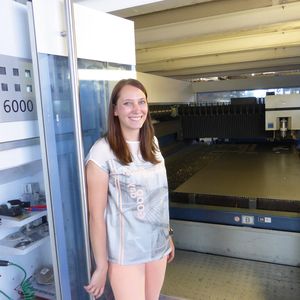 Anna-Theresa Holz, Geschäftsführerin der LTO GmbH, vor der Laseranlage Truflow 6000 von Trumpf: „Wir haben es uns zur Aufgabe gemacht, die Kunden zu bedienen, die etwas Einzelnes brauchen.“