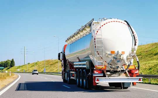 Intergermania hat sich als Experte für Tankcontainertransporte auf den sicheren Transport von flüssigen Gefahrgütern spezialisiert.(Bild:  Roman Babakin - stock.adobe.com)