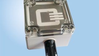 Die Schaltbox des Systems Q Fire Switch von Q3. Die Boxen werden einfach auf das geerdete Montagegestell montiert und mit den Strings der Module verbunden.  (Bild: Q3)