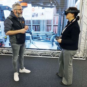 Marco Thull, Senior Marketing Activist bei Igus, führt mich ein in das Iguversum.(Bild:  Stefanie Michel)