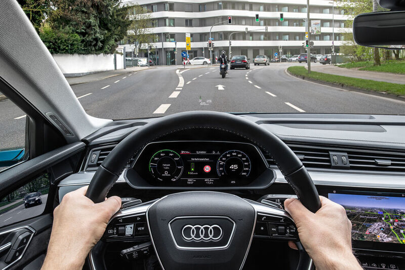 Das System hat zwei Funktionen: Es zeigt dem Fahrer die Geschwindigkeit, mit der er die nächste Ampel bei „Grün“ erreicht – um möglichst auf der „grünen Welle“ durch die Stadt zu fahren. (Audi)