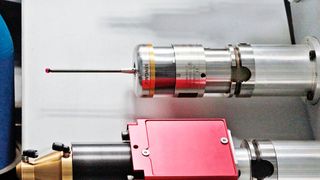 Bild 1: Blick in das Werkzeugmagazin der HSTM-Maschine: oben ein normales Fräswerkzeug, in der Mitte ein Messtaster und unten die Laserschweißeinheit mit rotem Grundkörper. (Bild: Hamuel)