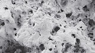 Bild 3: REM-Aufnahme einer technisch hergestellten extrem hydrophoben TiO2-Sol-Gel-Schicht auf einen Werkzeugeinsatz für das Spritzgießen.  (Bild: KUZ)