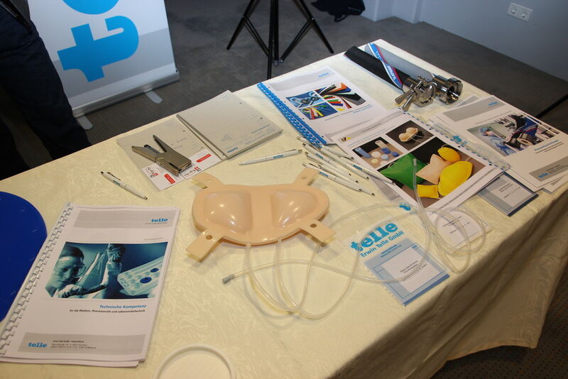 Telle zeigt in der Ausstellung ein System, das Probanden Bauchschmerzen simulieren kann. Es wurde für Forschungszwecke entwickelt. (Bild: Finus)