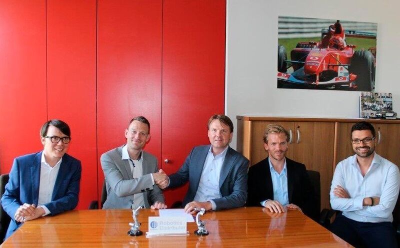 Tobias Daniel (zweiter von links) freut sich mit Michiel Brink (Mitte), Geschäftsführer von Robotics Benelux, auf die Zusammenarbeit. (Comau)