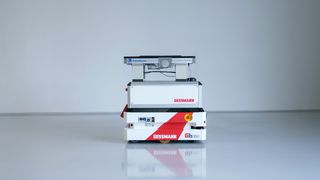 Der GESSbot von Gessmann mit einem BS21-Flachriemenband von Schnaithmann: Der autonome mobile Roboter transportiert Werkstückträger, Kleinladungsträger oder komplette Baugruppen autonom zwischen definierten Übergabepunkten einer Transfer- oder Montagelinie. (Bild: Schnaithmann)