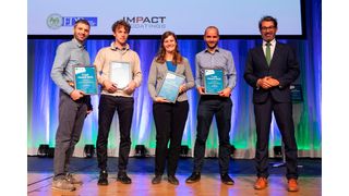 Dr. Andre Baumann, Staatssekretär im Ministerium für Umwelt, Klima und Energiewirtschaft, überreichte den mit 10.000 Euro dotierten f-cell Award an Dr. Severin Vierrath, Dr. Malte Klingenhof (TU Berlin), Susanne Koch und Dr. Lukas Metzler. (Bild: Landesmesse Stuttgart)