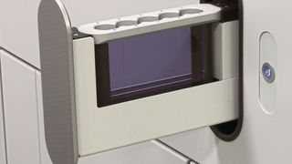 Außerhalb der Werkzeugmaschine platziert, schafft der neue Datron-Toolassist den nötigen Freiraum, damit Roboter und andere Automatisierungssysteme leichter implementiert werden können. Er kann maximal 100 verschiedene Zerspanungswerkzeuge aufnehmen und kommuniziert mit der Datron-next-Steuerung.  (Datron)