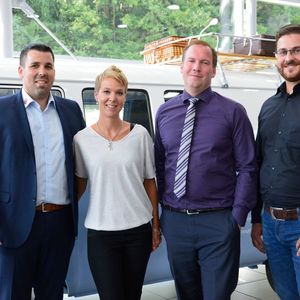 Sie sind fit für die Digitalisierung im Kfz-Gewerbe:  Jan Vögler, Geschäftsführer, Daniela Vögler, Personal und Marketing, Christoph Alex, kaufmännischer Leiter, und Alexander Roth, technischer Leiter des Autohauses Vögler.(Bild:  Achter)