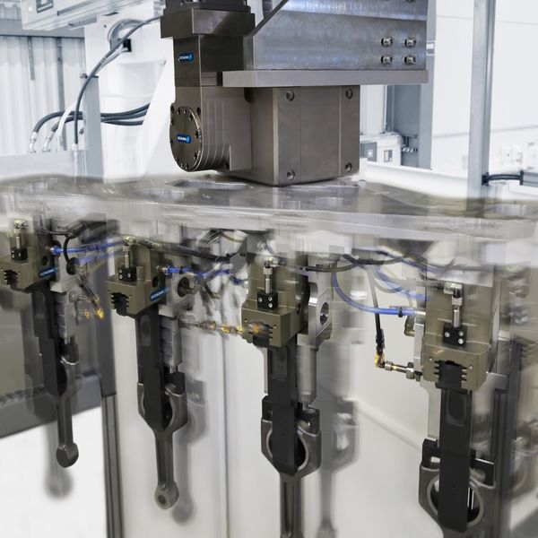 Das mechatronische Schunk-Drehmodul ERM 160 kann hohe Lasten beliebig positionieren. Da sich alle gängigen Industrie-Servomotoren adaptieren lassen, kann der Pleuelgreifer schnell und einfach in unterschiedlichste Anlagen integriert werden. (Bild: Schunk)