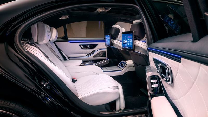 S-Klasse-Käufer sitzen ja gerne hinten, wo Mercedes Komfort und Funktionalität nochmals steigert. (Bild: Mercedes-Benz)