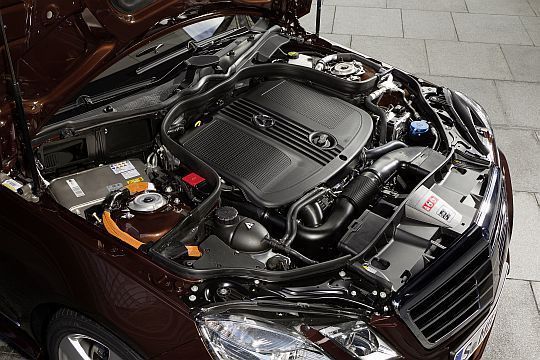 Der 150 kW/204 PS starke Diesel ist mit einem 20 kW/27 PS starken E-Motor kombiniert. (Mercedes)