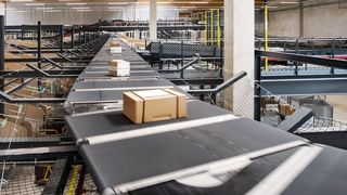 Auch der Paketmarkt in Österreich boomt. Deshalb erweitert die Österreichische Post ihr neues Paketzentrum in Kalsdorf gleich wieder. Mit der Idee, zwei Gurte pro Carrier zu nutzen, wie hier zu sehen, erreicht man dort nun höhere Förderleistungen für den Onlinehandel. Hier mehr dazu. (Bild: Ch. Stemper)