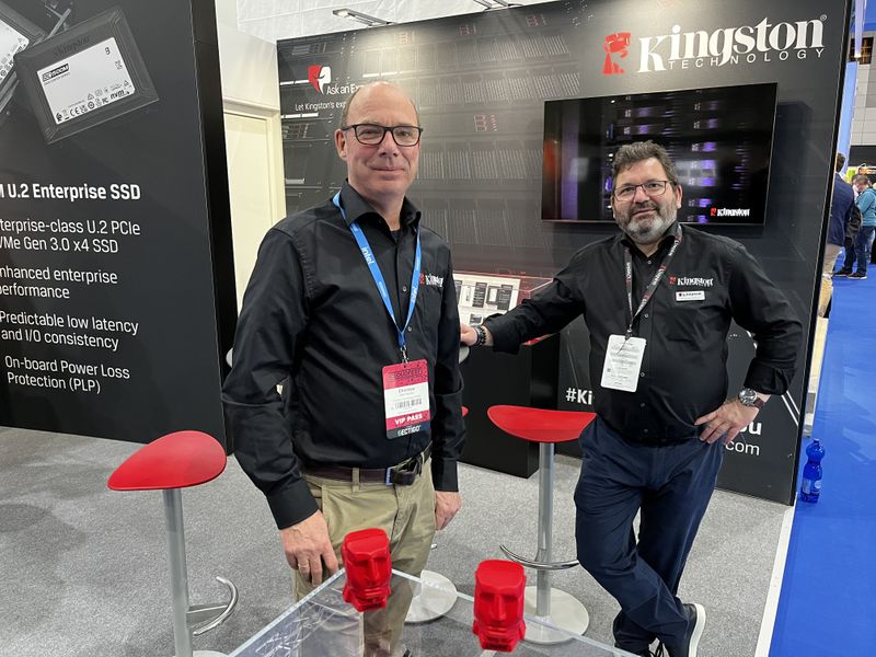 (l.) Christian Marhöfer und Andreas Scholz, Kingston, bekommen nie einen roten Kopf, da sie Ahnung von ihren Produkten haben. (Bild: IT-BUSINESS)