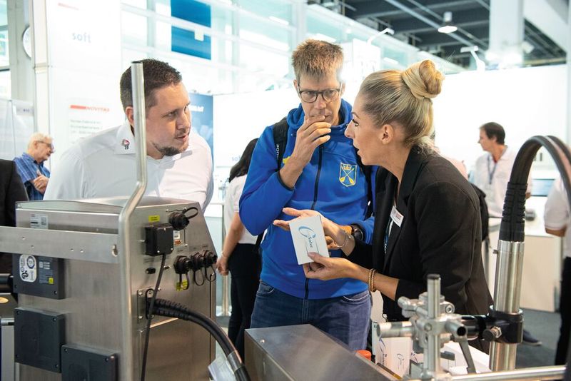 Gemeinsam entwickeln Aussteller und Besucher der all about automation Lösungen auf dem Weg zur smarten Produktion und flexiblen Automation.  (Bild: Easyfairs/susanneseiler.ch)