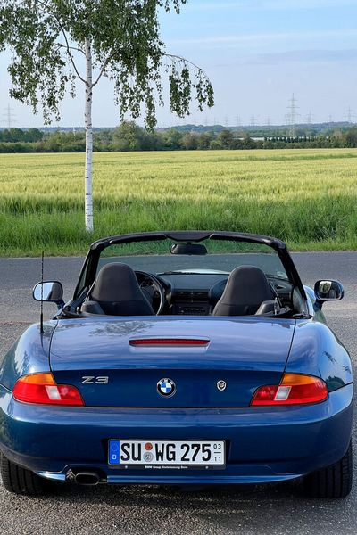 Backlift: Ab 1999 zeigten sich auch die Vierzylindertypen mit muskulösen Kotflügeln und neuen Rückleuchten. (Bild: autodrom)