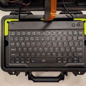 Die Tastatur kann ganz nach Belieben gestaltet werden, solange sie in den verfügbaren Platz passt.(Bild:  Raspberry Pi)