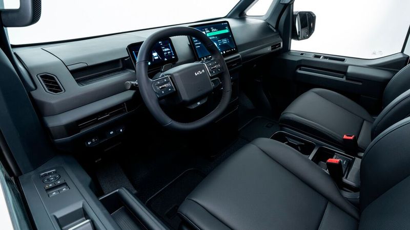 Das Cockpit das PV5 ist aufgeräumt und digital eingerichtet. (Bild: Kia)