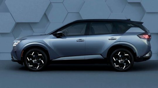 Sicken und Charakterlinien verleihen den Flanken des X-Trails eine gewisse Grunddynamik.(Bild:  Nissan)