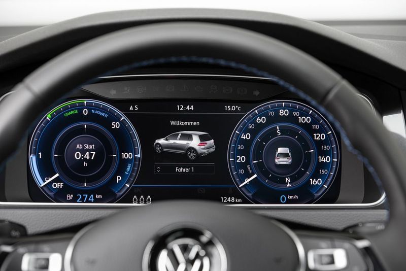 Das Bordinstrument ist an den Antrieb angepasst. (VW)