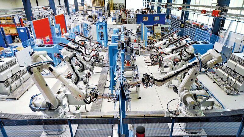 Nimak konzipiert und entwickelt kundenindividuelle automatisierte Produktionsanlagen auf Basis eigener Komponenten wie Roboter-Schweißzangen, Dosieranlagen und Widerstandsschweißmaschinen. (Nimak)