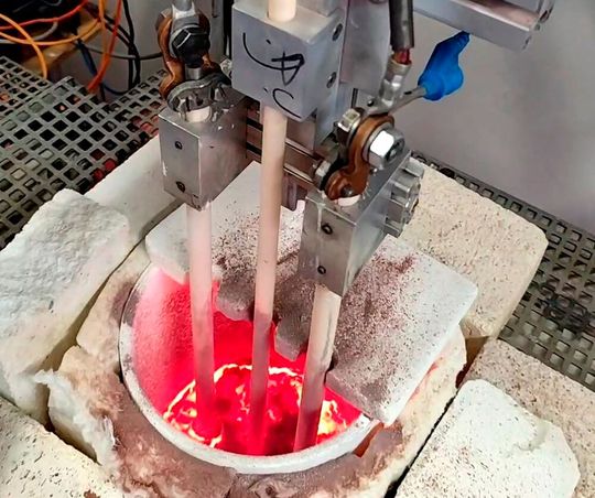 Was man beim ersten Blick für Vanillepudding mit Himbeersoße halten könnte, erfreut den Gaumen nicht wirklich. Denn hier blickt man auf eine Schmelzwanne, in der Braunglas hergestellt wird. Das Besondere: Das geht jetzt ohne Probleme auch mit Strom, statt, wie bisher, mit Gas ...(Bild:  TU Bergakademie Freiberg)