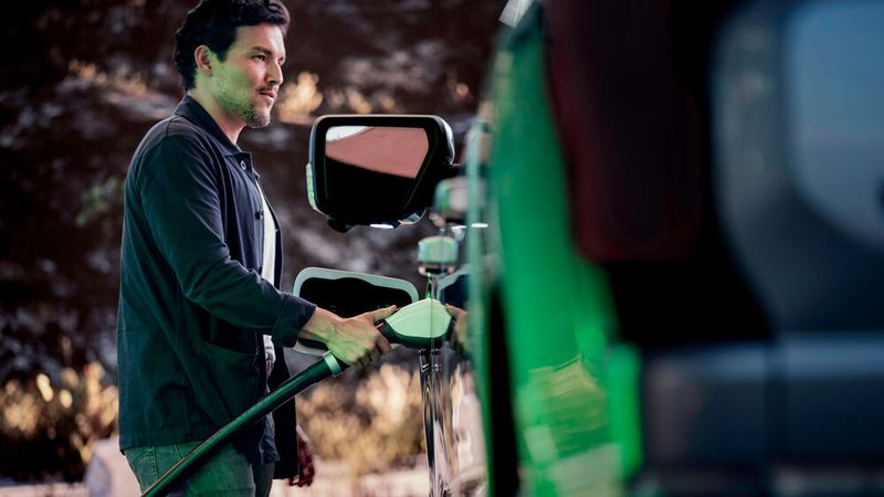 Der Lightning lädt nur mit bis zu 150 kW, entsprechend dauert es von 10 auf 80 Prozent rund 40 Minuten. (Bild: Ford)