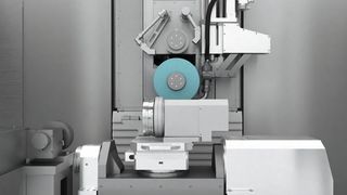 Blick in das Innere des Bearbeitungszentrums – die geballte Technologie erspart Maschinenkosten und Umrüstzeiten. (PSS Precision Surfacing Solutions )