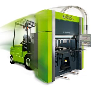 Die neue Version der Abkantpresse E-Brake 40T 1600 Ergonomic lässt sich mit einem Gabelstapler einfach an der richtigen Stelle platzieren.