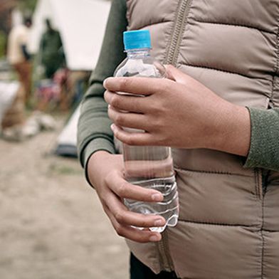 Konflikte, Naturkatastrophen und Flucht bringen Menschen in humanitäre Not. „Abgefülltes Trinkwasser macht die Versorgung mit sauberem, sicherem Wasser in vielen Regionen und vor allem in Krisengebieten überhaupt erst möglich“, sagt Dr. Sieglinde Stähle, wissenschaftliche Leiterin beim Lebensmittelverband Deutschland. PET-Flaschen können hierbei aufgrund ihrer Bruchfestigkeit und des geringen Eigengewichts einen wertvollen Beitrag leisten. (Bild: yes or no Media )
