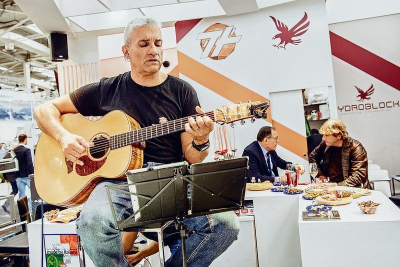 Messeausklang mit der One-Man-Band Paolo Sgallini bei Hydroblock in Halle 6, Stand H26.  (Roman Pawlowski)