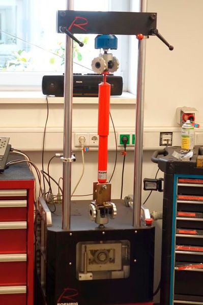 Ein Stoßdämpferprüfstand: Er ermöglicht eine qualitative Aussage über den Dämpferzustand. (Bild: Dominsky/»kfz-betrieb«)