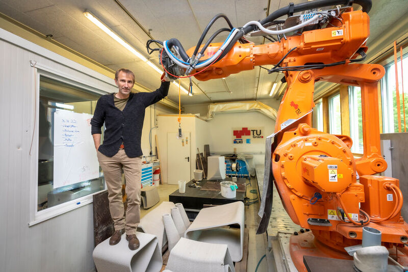 Andreas Trummer und sein Team vom Institut für Tragwerksentwurf der TU Graz arbeiten seit einigen Jahren intensiv mit dem institutseigenen Beton-3D-Drucker im Roboter Design Labor. Das Ziel: massive Materialeinsparung im Betonbau. 