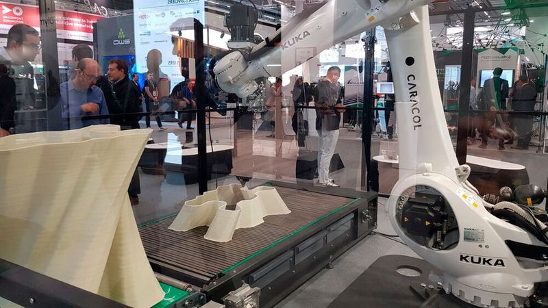 Caracol präsentierte großformatigen FDM-Druck mittels Kuka-Roboter. (Bild: D.Quitter / VCG)
