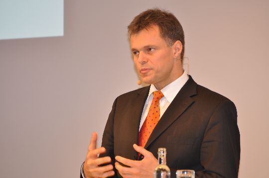 Dr. Wolfgang Schreiber, Sprecher des Markenvorstands Volkswagen Nutzfahrzeuge, nannte als Grund für den Zuwachs von 22,8 Prozent gegenüber 2009 die moderne Modellpalette des Herstellers. (Archiv: Vogel Business Media)