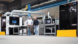 MBH-Chef Björn Hassink (links) und Fred Post (Q-Fin) vor den drei Anlagen fürs Schleifen und Entgraten. (Bild: MBH Maschinenbau)