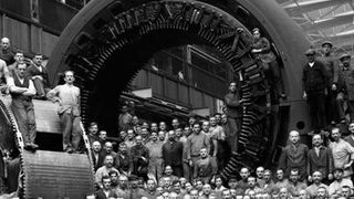 Für das 1924 in Betrieb genommene Walchenseekraftwerk, damals größten Speicherkraftwerks der Welt, entstanden im Dynamowerk imposante Einphasen-Generatoren. (Siemens)