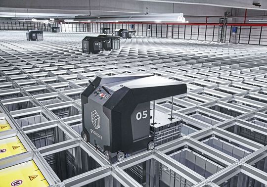 Die Roboter übernehmen: Die mühsame Arbeit im Palettenlager fällt weg, Mitarbeitende können nun effektiver in anderen Prozessen eingebunden werden.(Bild:  11teamsports)