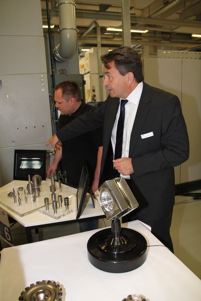 Im Anschluss an den Mapal Dialog am 16. und 17. Juni lud das Unternehmen zur Pressekonferenz, in der neben Fachvorträgen zu neuen Technologien und Verfahren eine Werkzeugvorführung zu bestaunen war. (Bild: Sonnenberg)